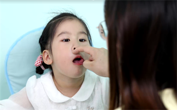 小孩四歲半說話結巴怎么辦？
