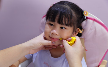 5歲小孩子說話不流暢怎么辦？